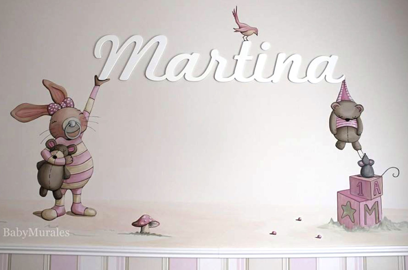 Encantadora combinación de ilustración realizada en mural y nombre de madera de Dosy2 Bebé. Imagen cedida por Babymar Alhaurín - Tienda de decoración infantil.